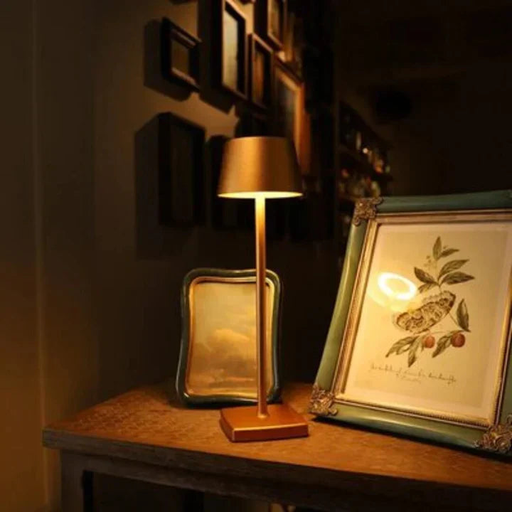 Kabellose LED Tischlampe mit Touch Steuerung | Wiederaufladbare Lampe aus Metall und Kunststoff | Dimmbare Innenbeleuchtung | Novera