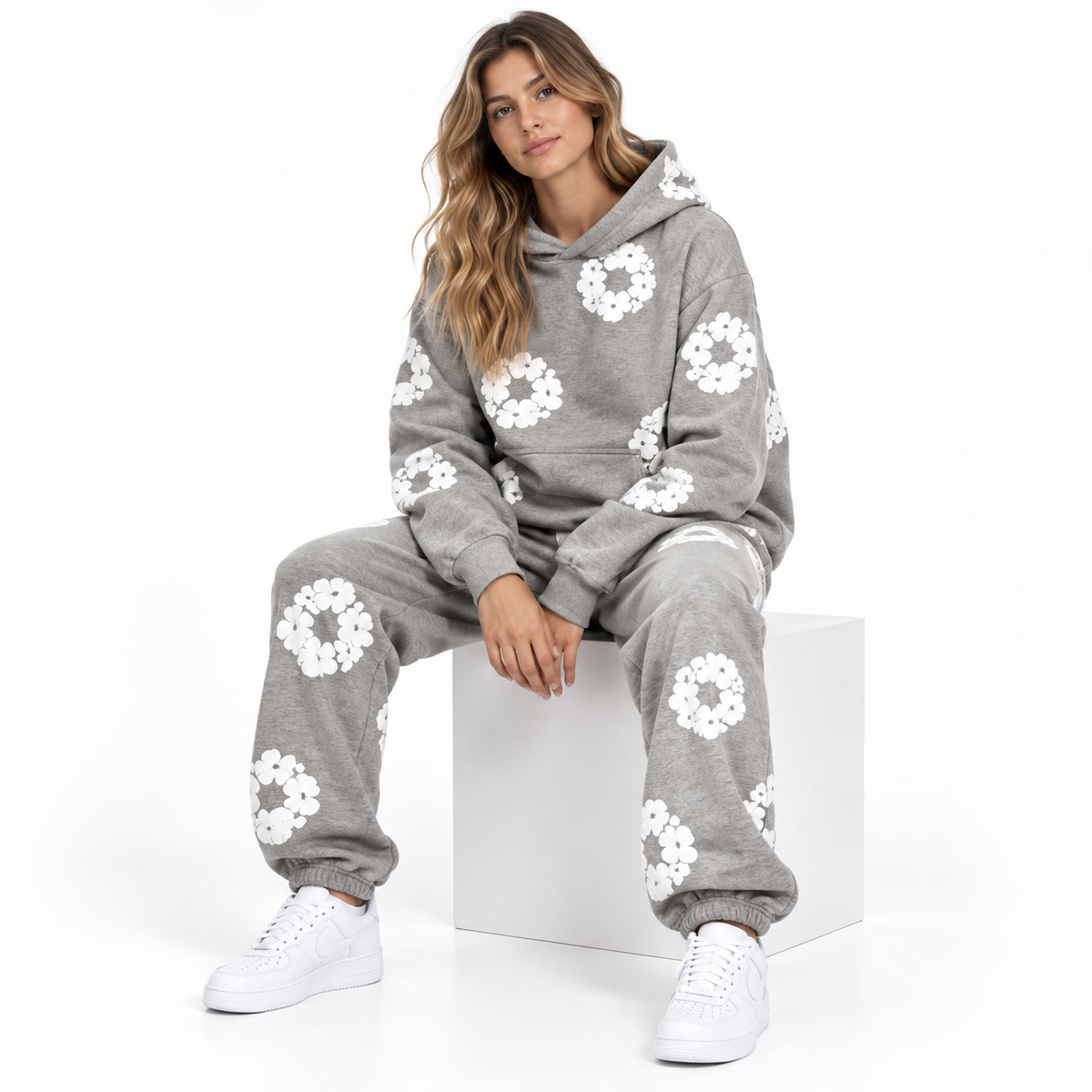 Frauen-Trainingsanzug mit Blumenmuster | Hoodie mit Kängurutasche | Passende Hose mit elastischem Bund