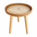 Runder Rattan Beistelltisch | Naturfarbene Dreibein-Konstruktion | Kompakter Couchtisch für Wohnzimmer & Innenbereiche | Novera