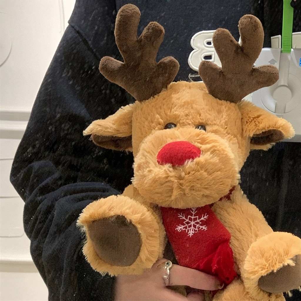 Rentier-Kuscheltier | Weiches Plüschdesign & Roter Schal | Weihnachtliches Motiv