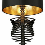 Skelett-Tischlampe | Harzfigur & Metallockel | Dekorative Innenbeleuchtung mit gold- oder kupferfarbenem Schirm