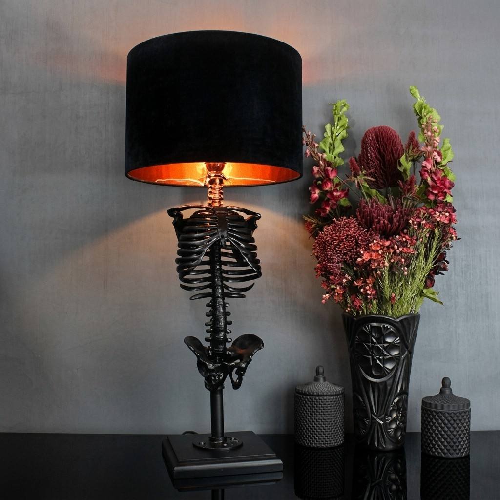 Skelett-Tischlampe | Harzfigur & Metallockel | Dekorative Innenbeleuchtung mit gold- oder kupferfarbenem Schirm